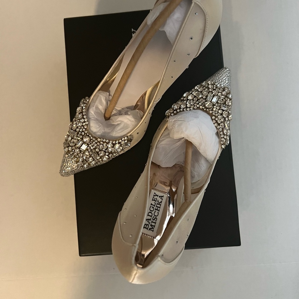 Badgley Mischka Women's Quintana Ivory Satin Size 7 1/2